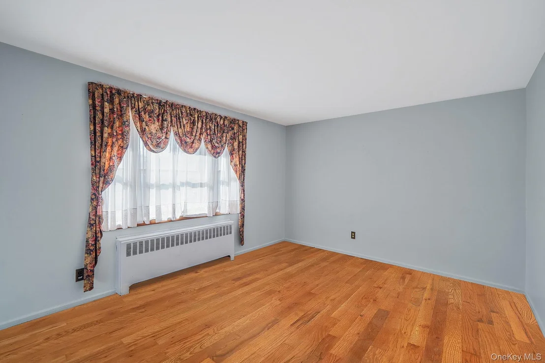Photo of 24 E 6th Street