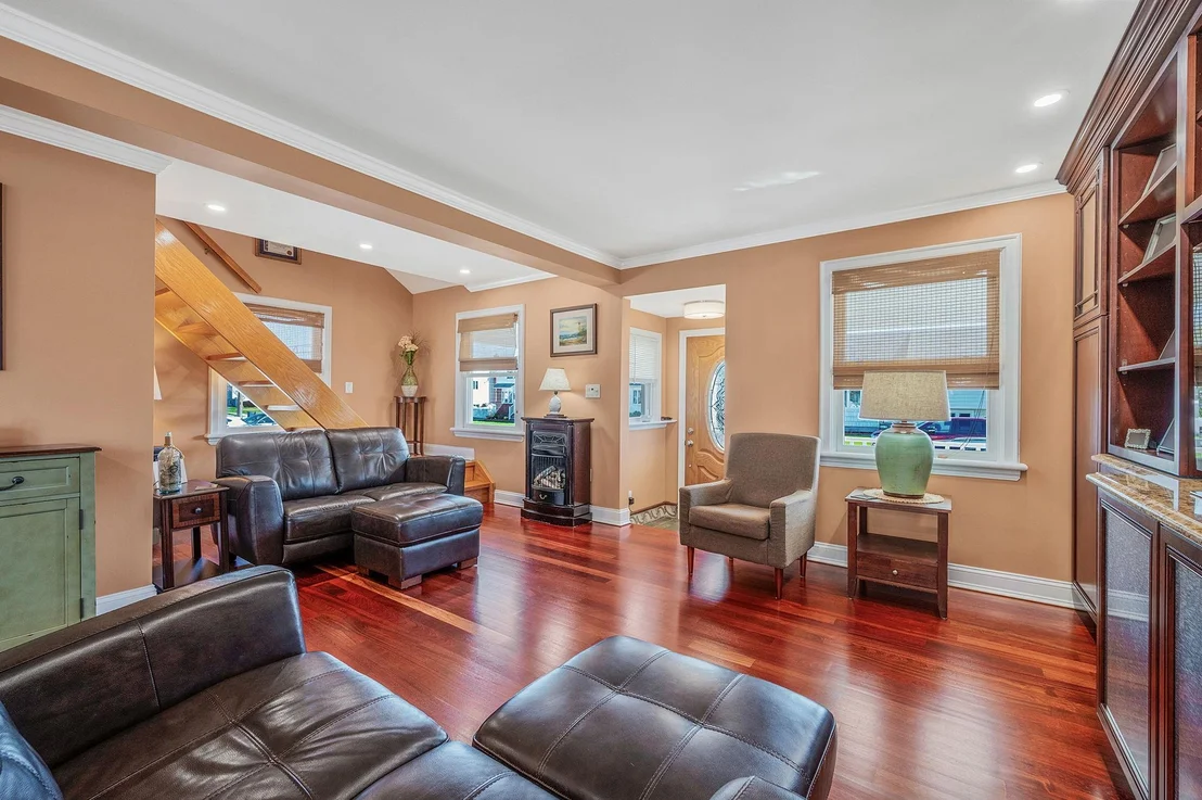 Photo of 320 East Drive