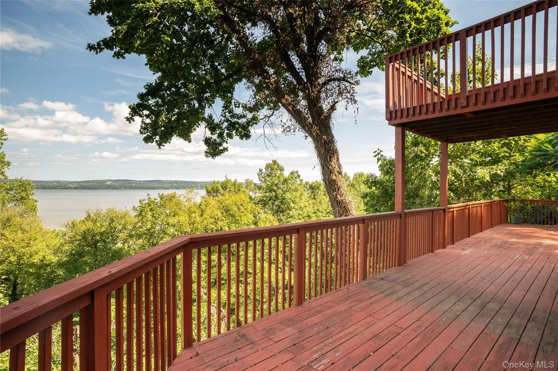Photo of 921 Route 9W S