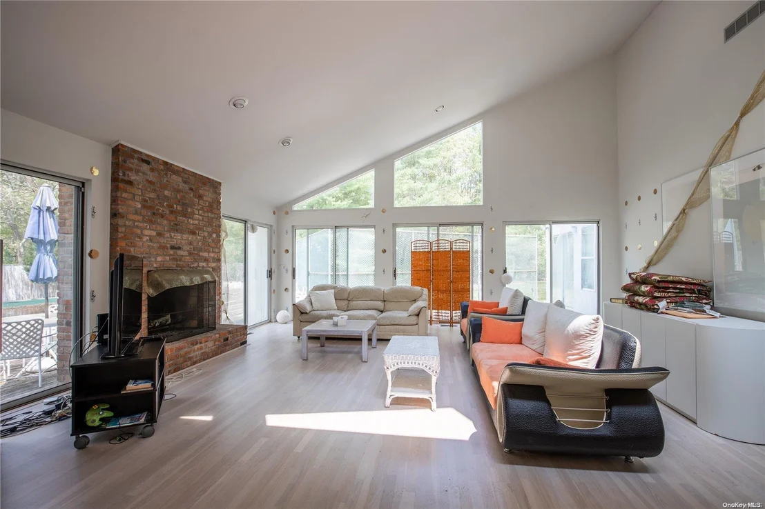 Photo of 20 Midhampton Avenue