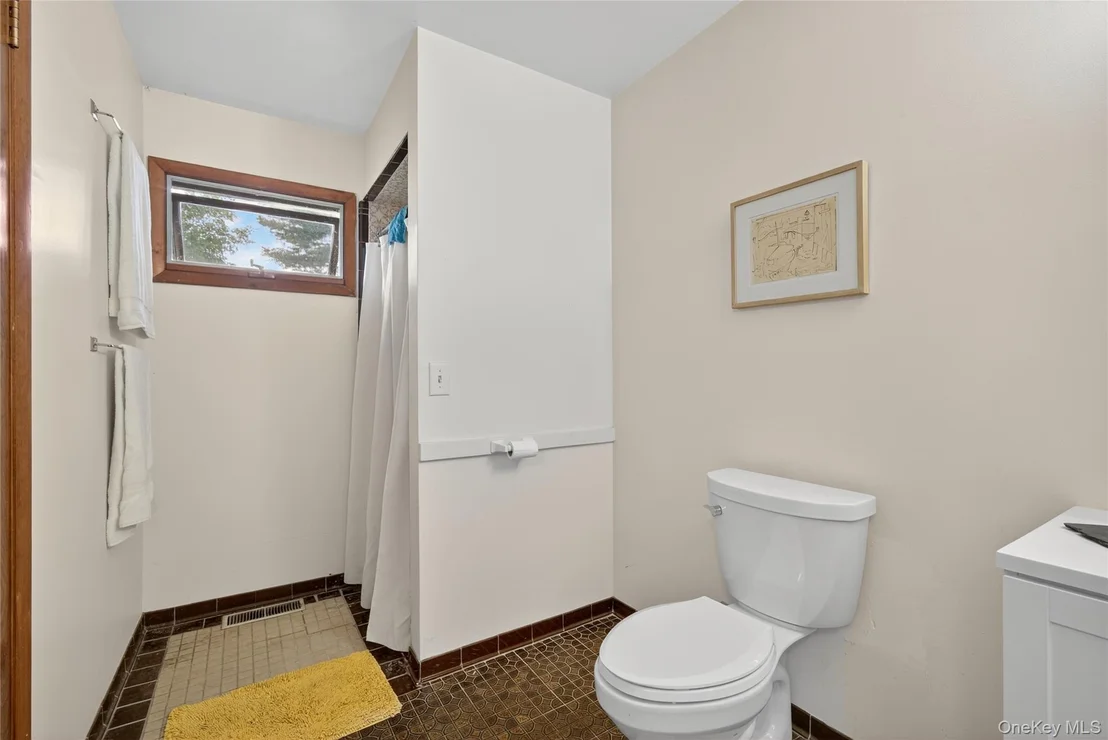 Photo of 7641 N Broadway