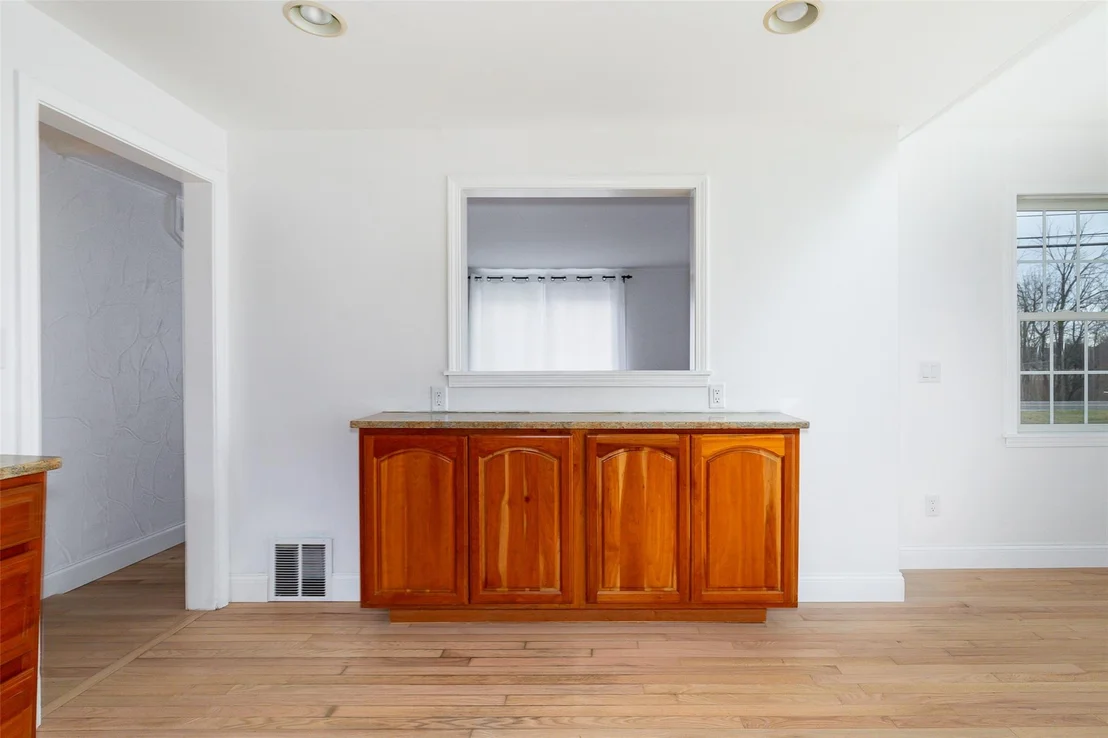 Photo of 305 Violet Avenue