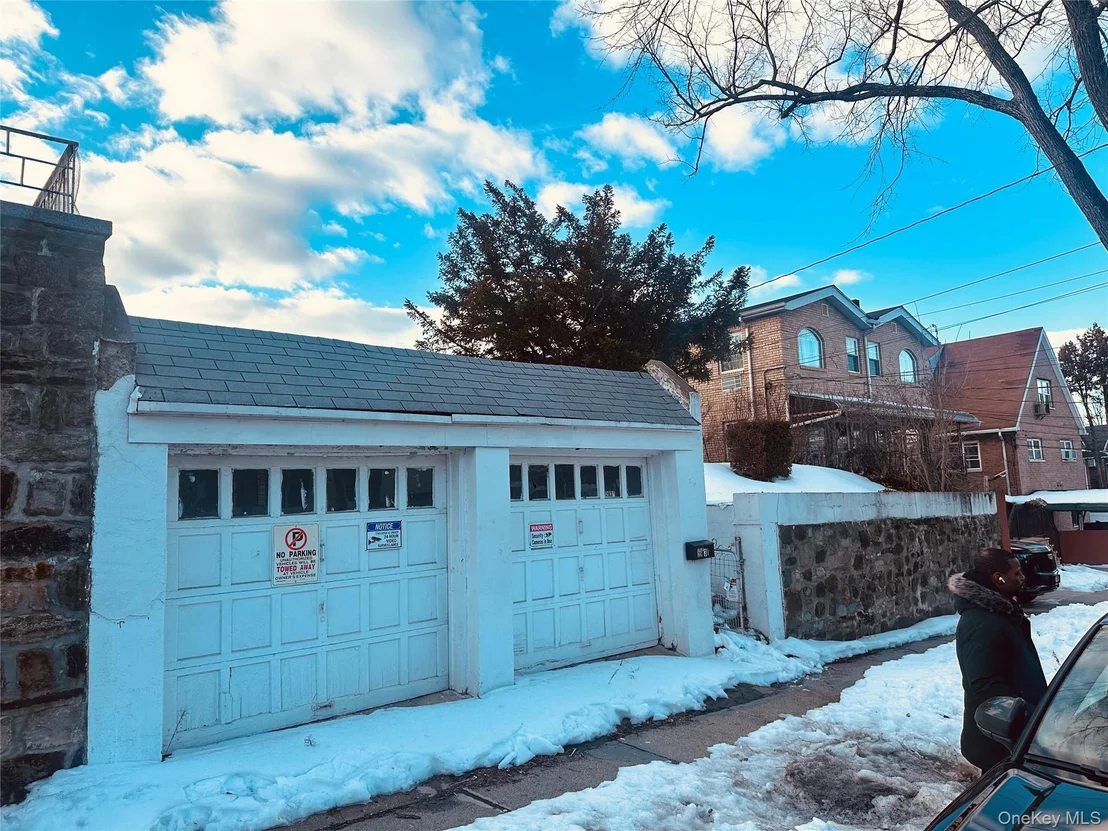 Photo of 2931 Yates Avenue
