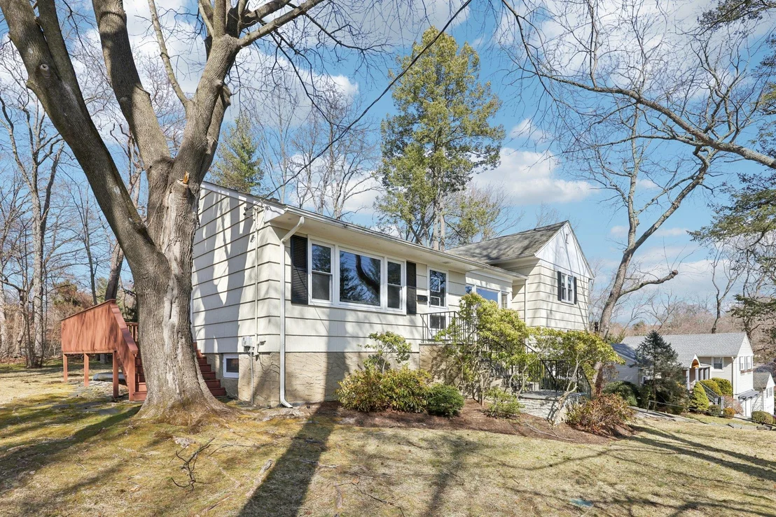 Photo of 37 Mohegan Lane