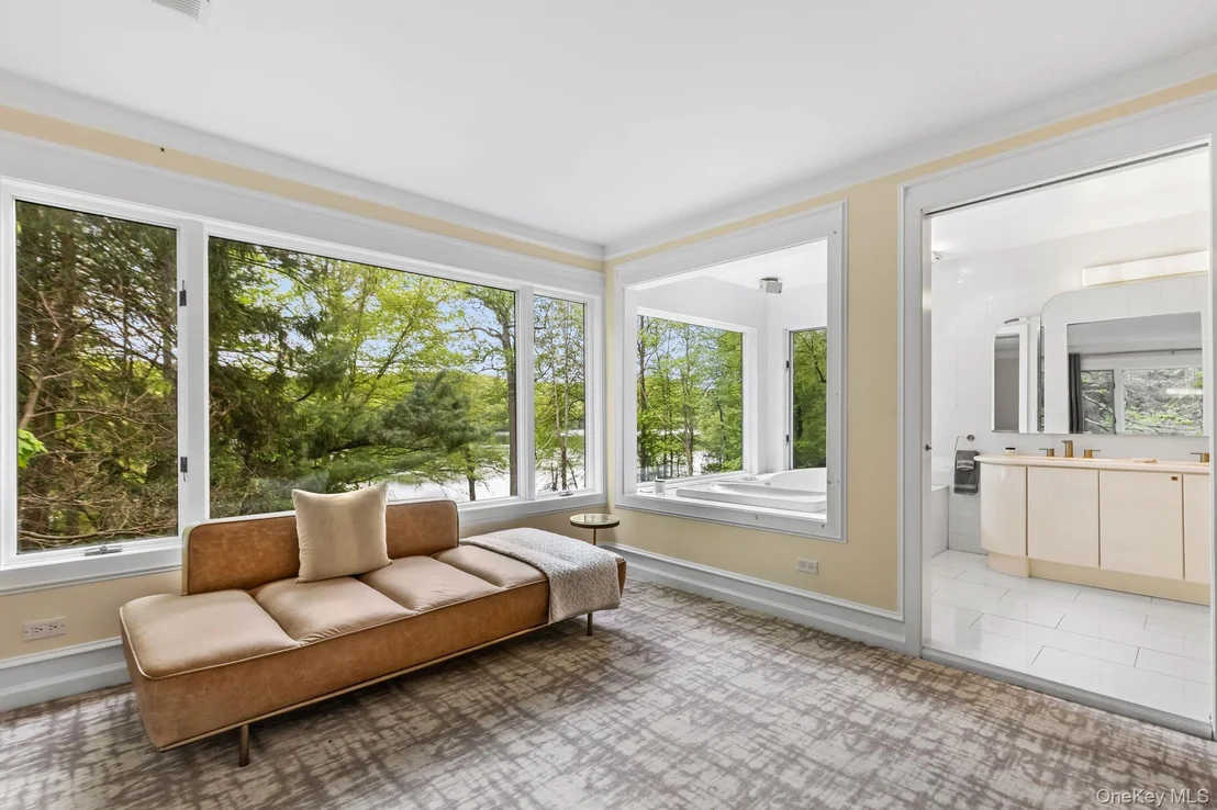 Photo of 1085 Barrett Circle W