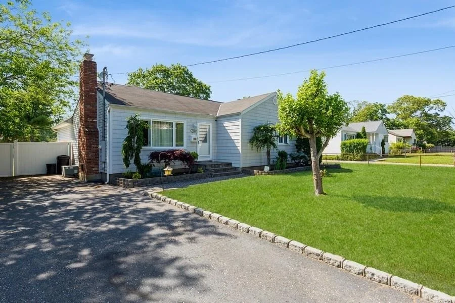 Photo of 118 Pine Neck Avenue
