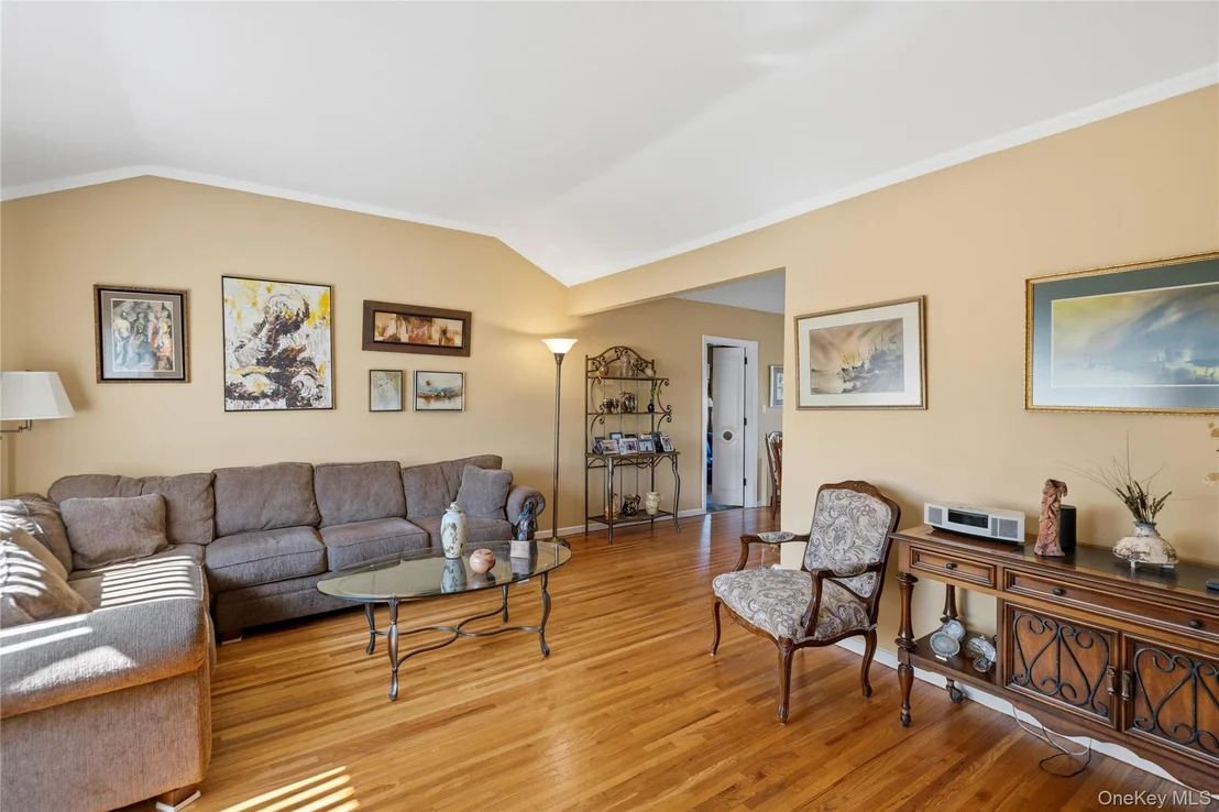 Photo of 895 Iris Drive