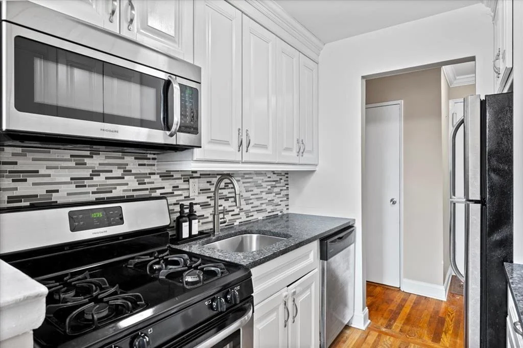 Photo of Unit 4L at 2 Bronxville Road