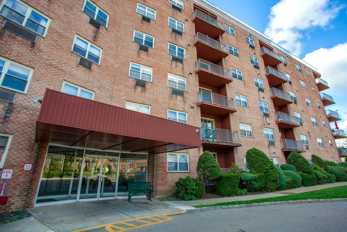 Photo of Unit LL5 at 1 Lakeview Drive