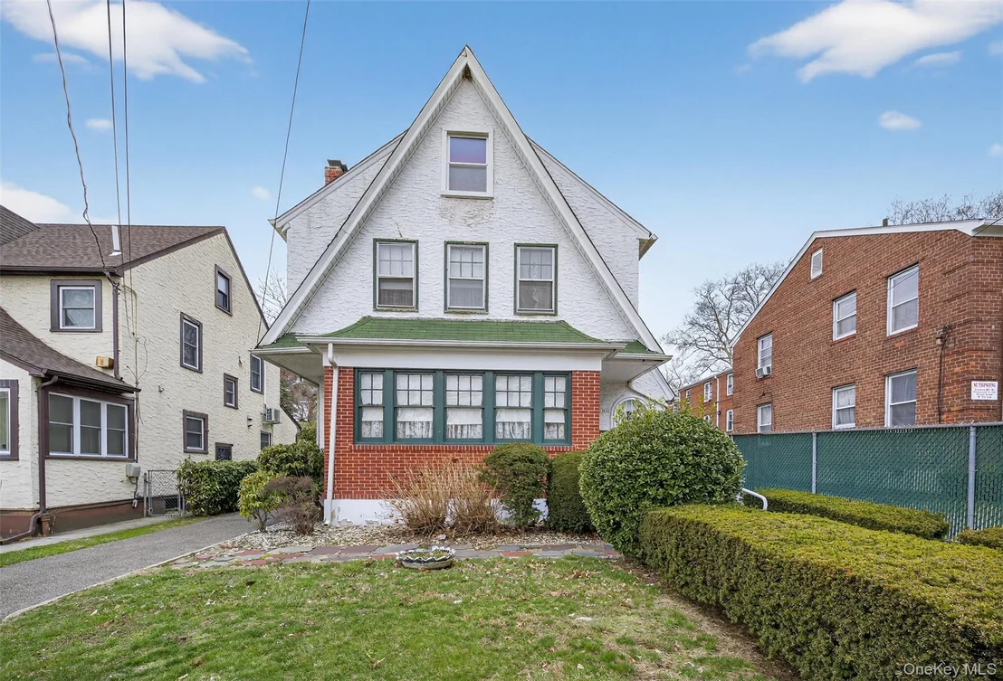 Photo of 3512 Utopia Parkway