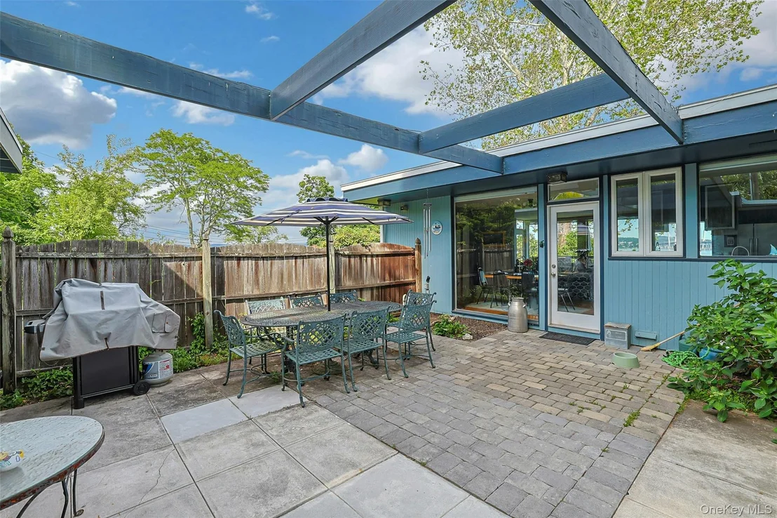 Photo of 8 Edgewater Lane