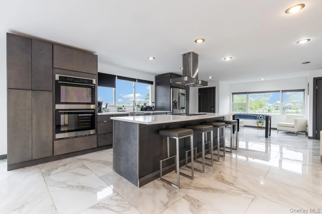 Photo of 200 Clocks Boulevard