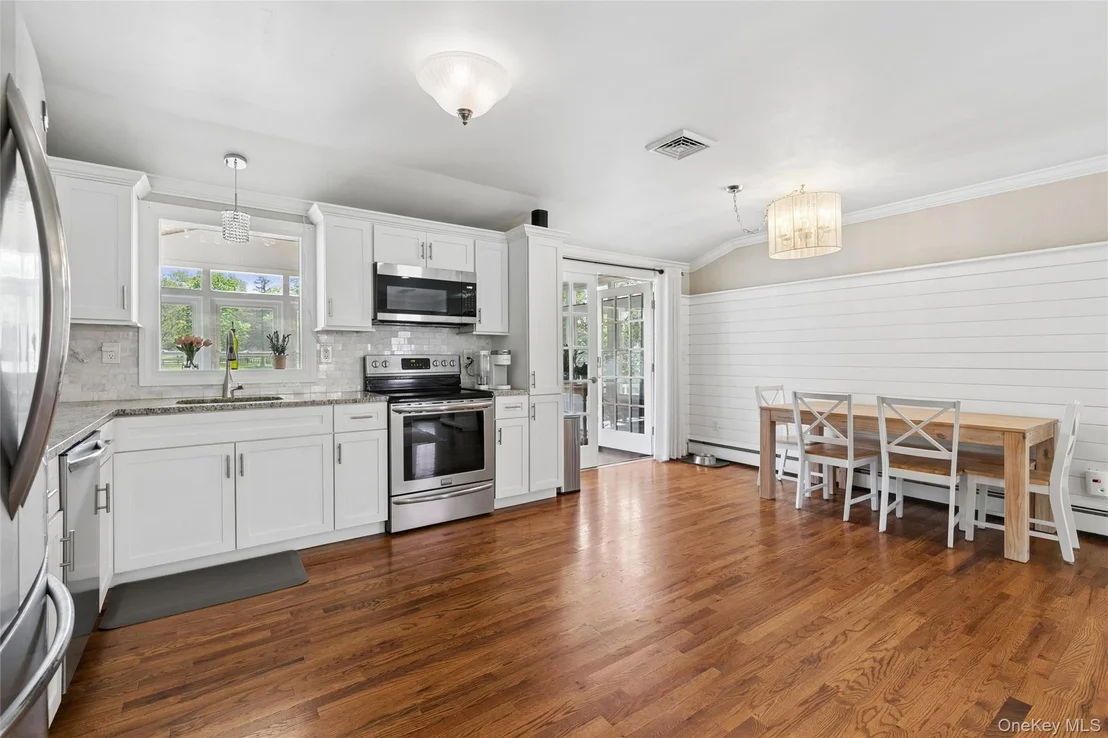 Photo of 1039 Middle Road