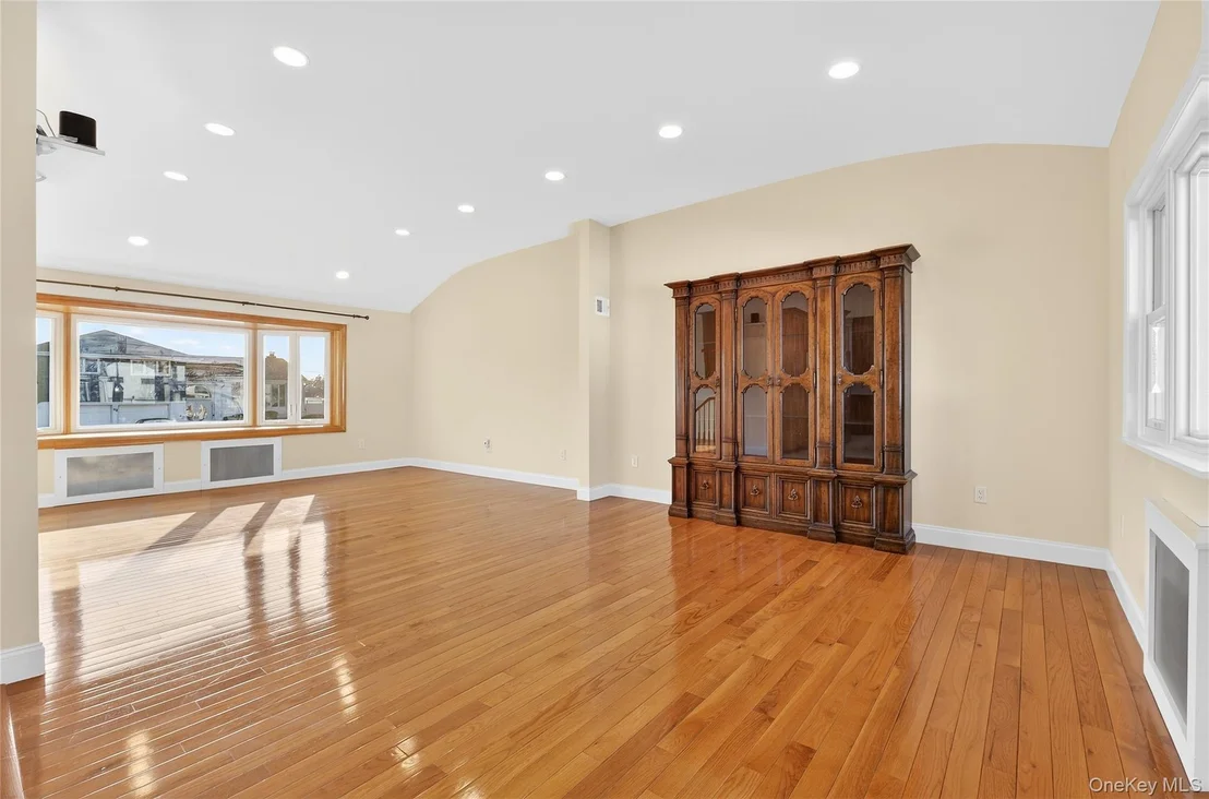 Photo of 38 S Oaks Boulevard