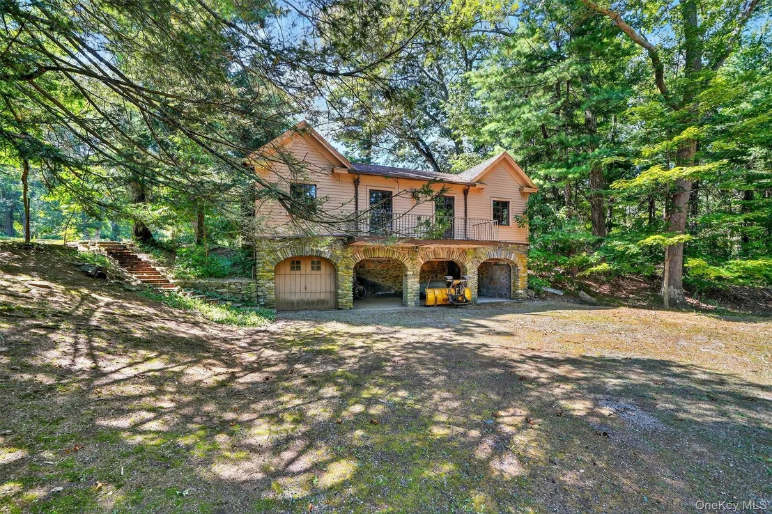 Photo of 433 Arcady Road
