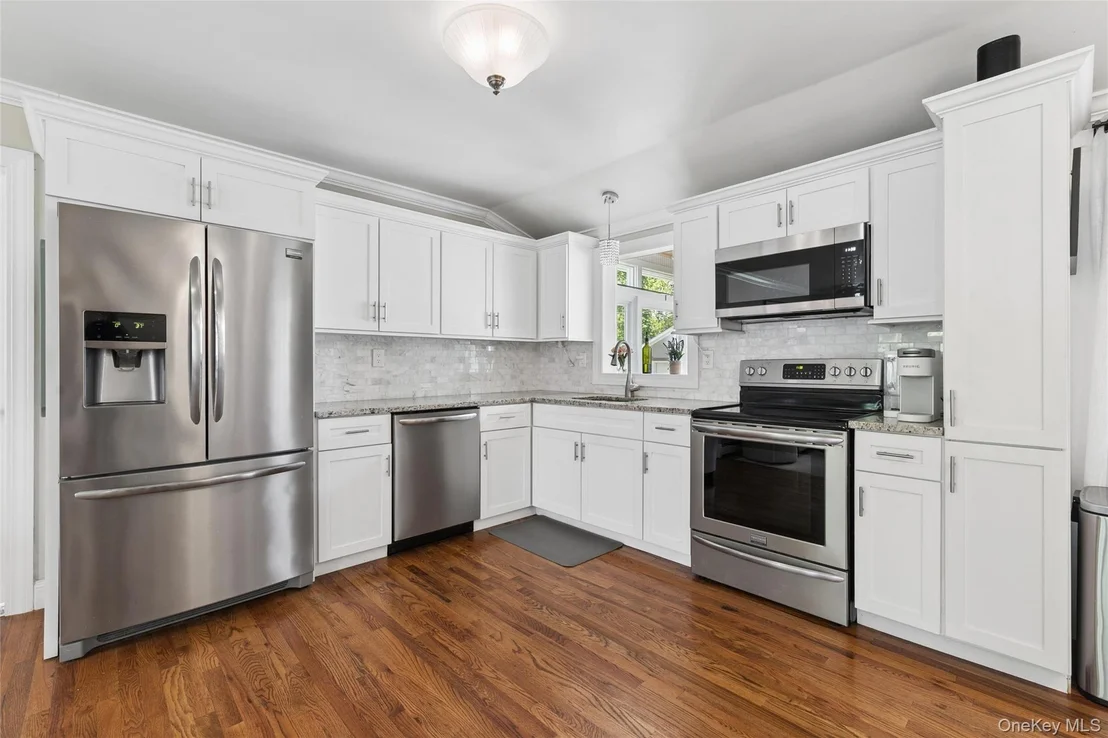 Photo of 1039 Middle Road