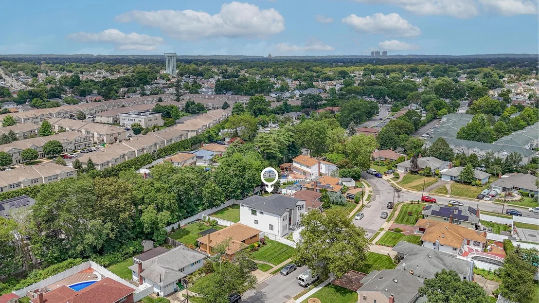 Photo of 892 Barry Drive W