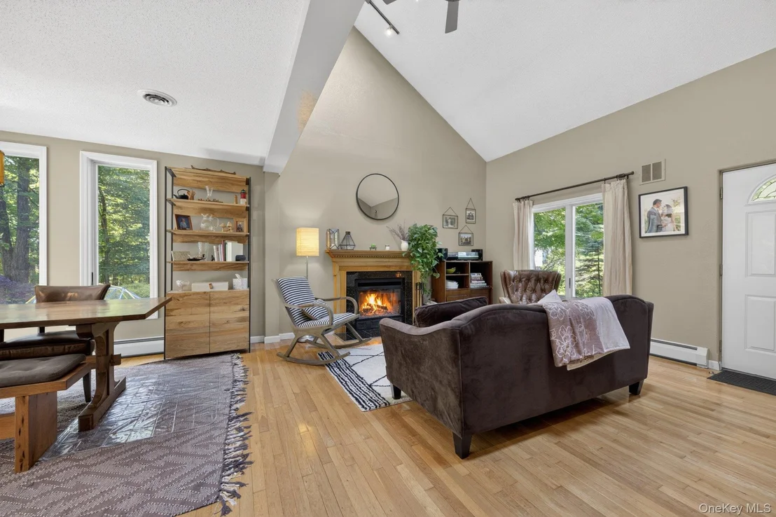 Photo of 305 Oak Lane