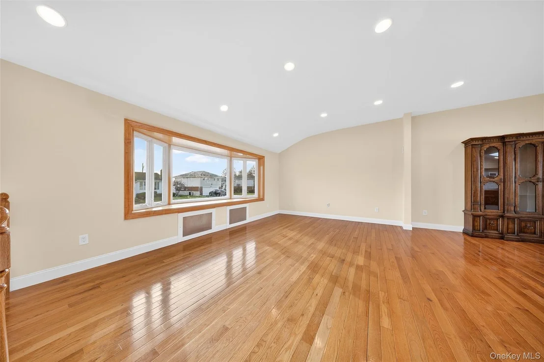 Photo of 38 S Oaks Boulevard