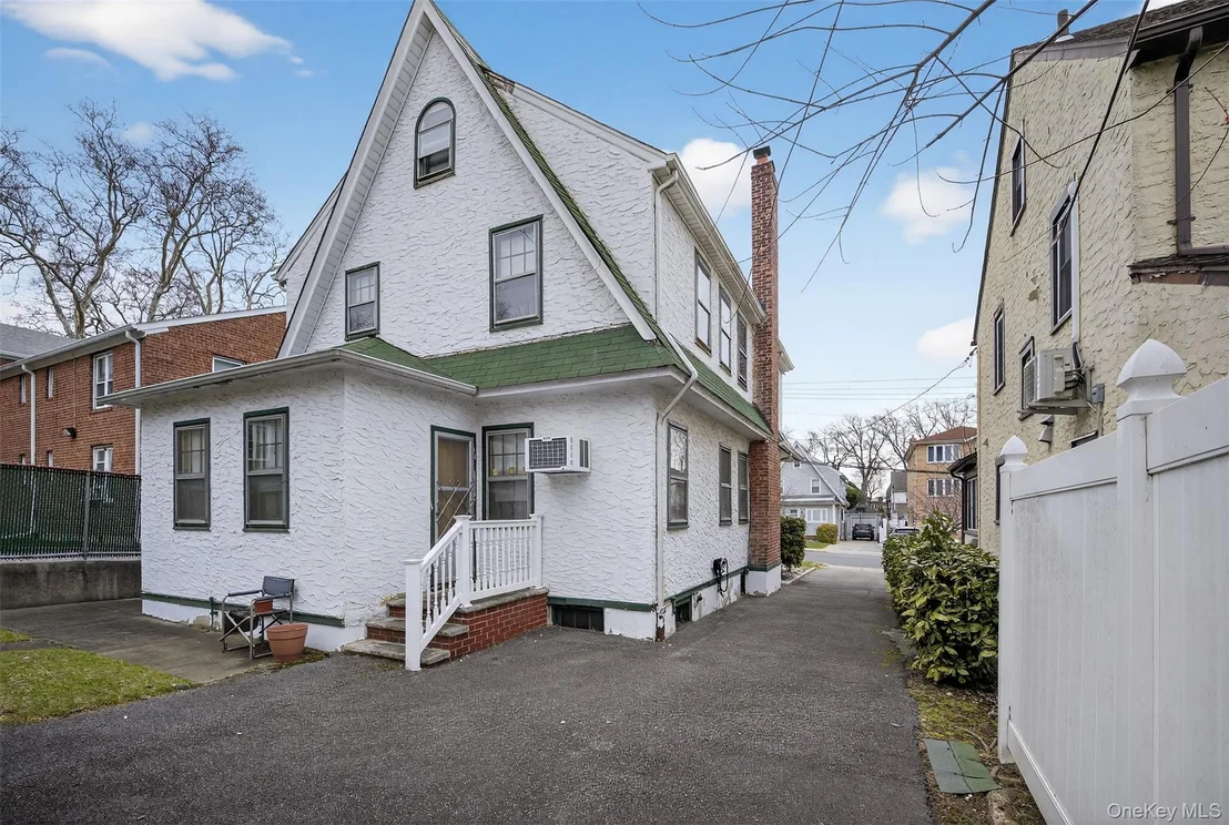 Photo of 3512 Utopia Parkway