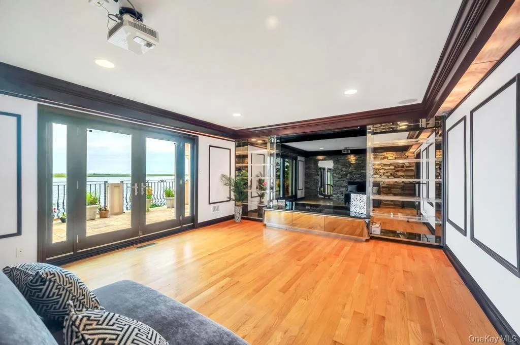 Photo of 1101 Harbor Road