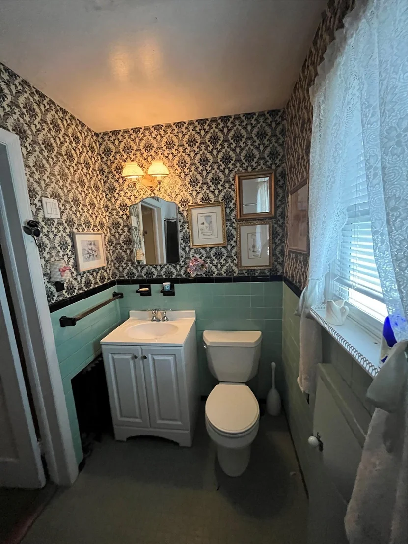 Photo of 1598 Benedict Place