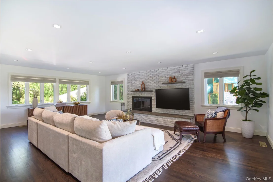 Photo of 8 Shoreview Circle