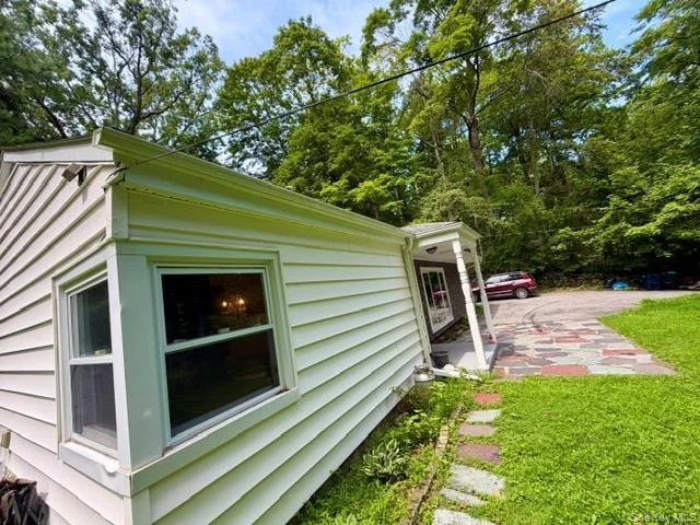 Photo of 5093 Route 9W