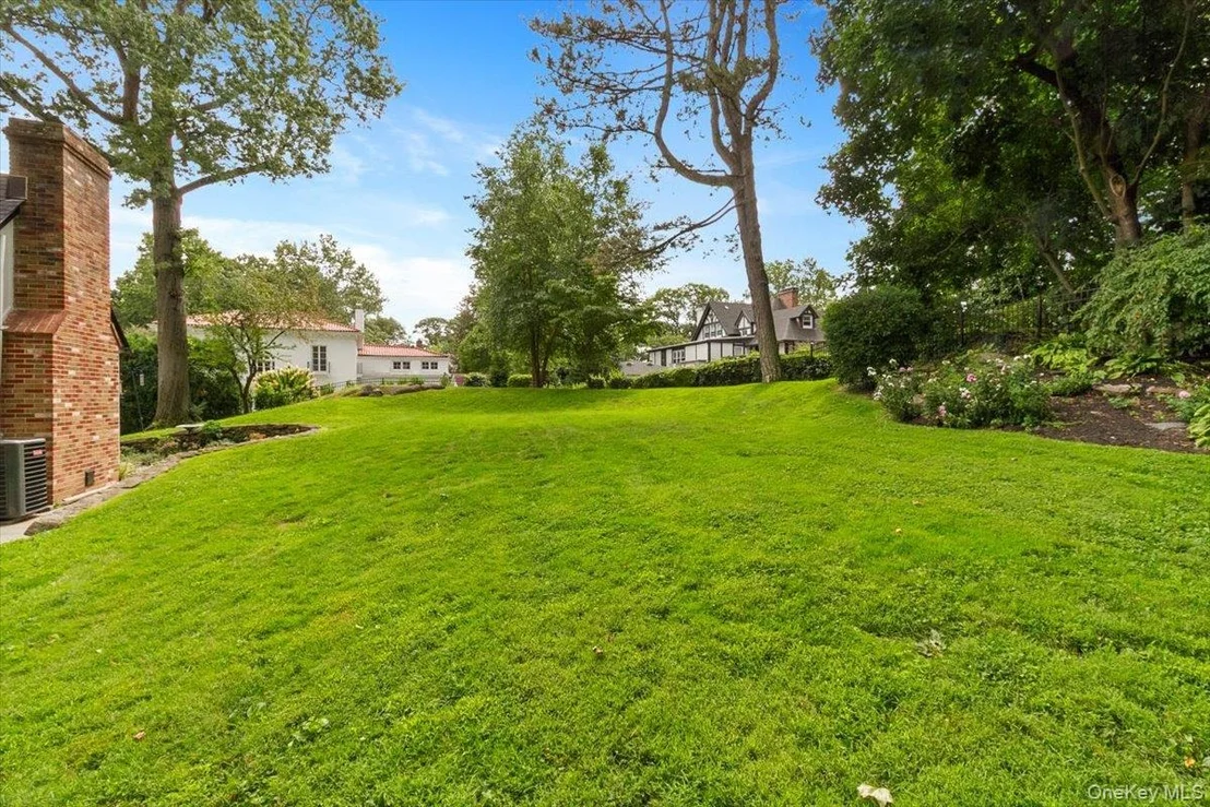 Photo of 449 Pelham Manor Road
