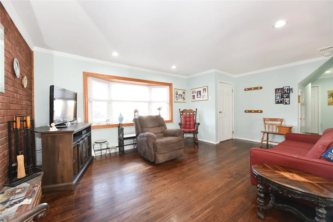 Photo of 195 Maple Avenue