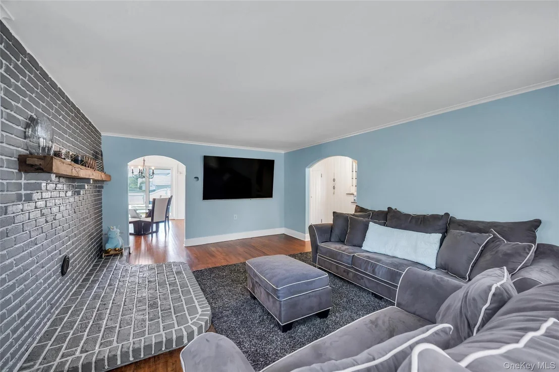 Photo of 105 Maple Avenue
