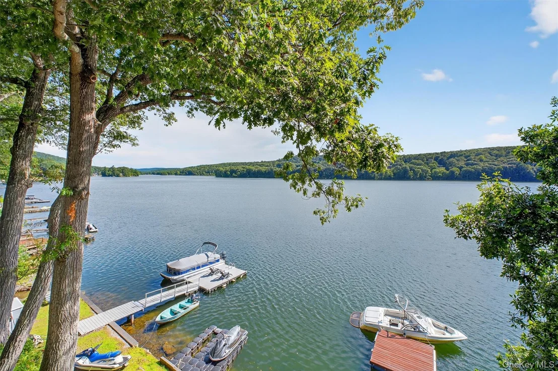 Photo of 60 LAKEVIEW DR