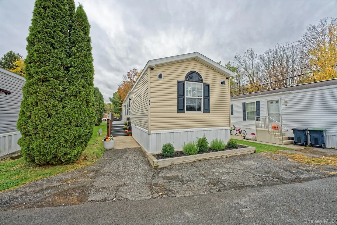 Photo of 28 Matthew Dr, Castleton