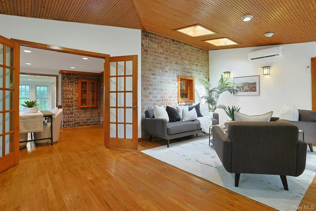 Photo of 10 Broadway