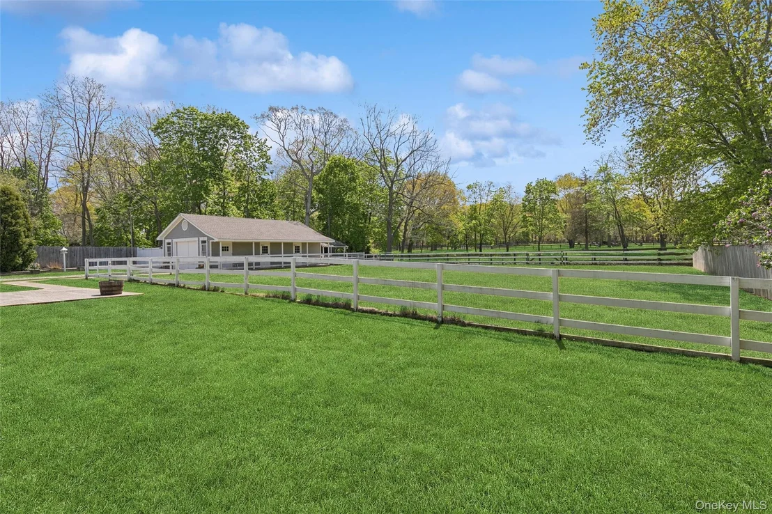 Photo of 1039 Middle Road