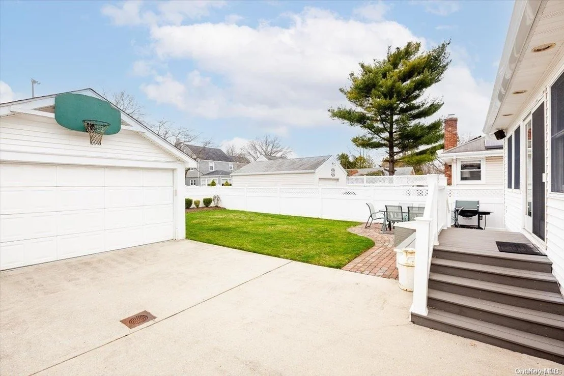Photo of 46 Nassau Boulevard