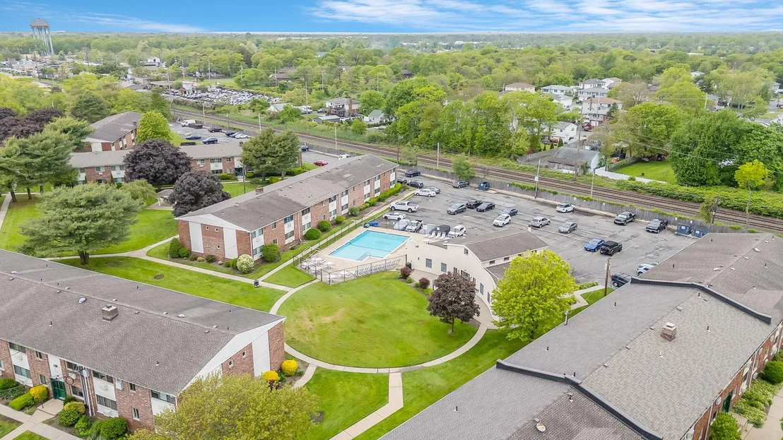 Photo of Unit 37A at 2453 Union Boulevard