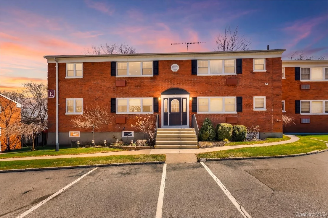 Photo of Unit E4 at 1879 Crompond Road