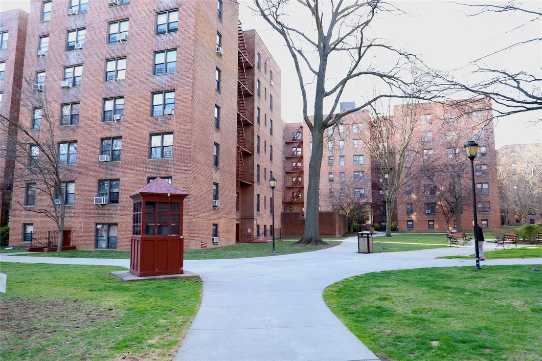 Photo of Unit APT4F at 150-29 72nd Rd
