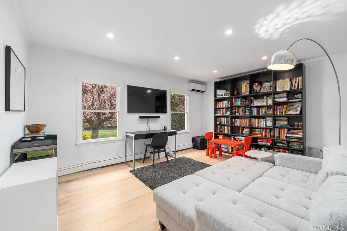 Photo of 213 Herricks Lane