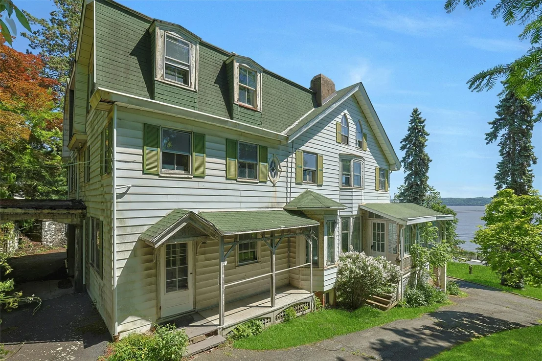 Photo of 225 River Road