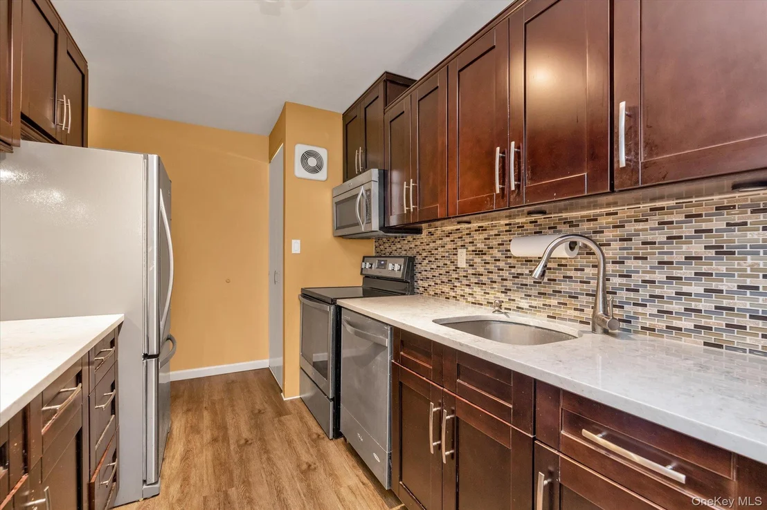 Photo of Unit 303 at 2355 Pershing Boulevard