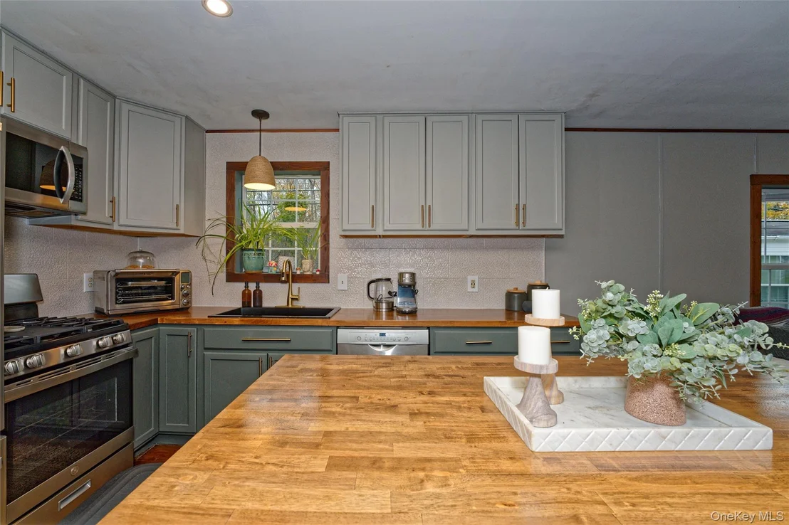 Photo of 28 Matthew Dr, Castleton