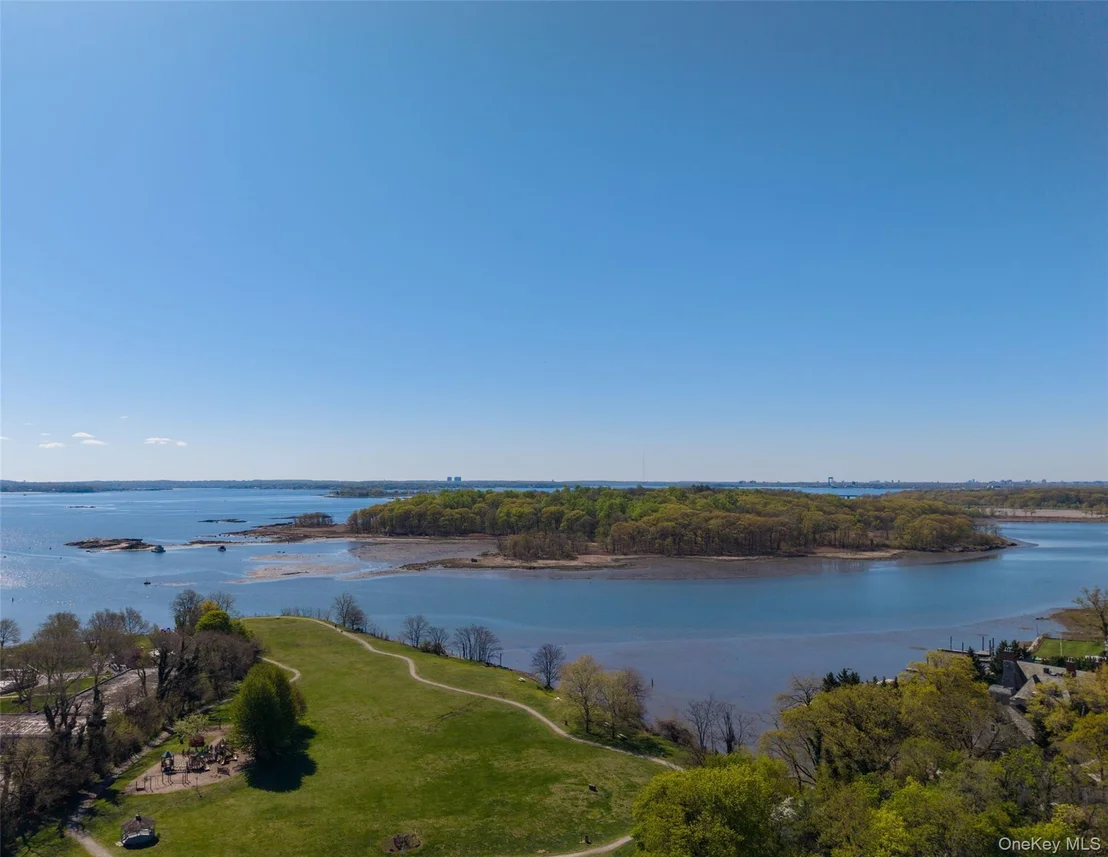 Photo of 8 Shoreview Circle
