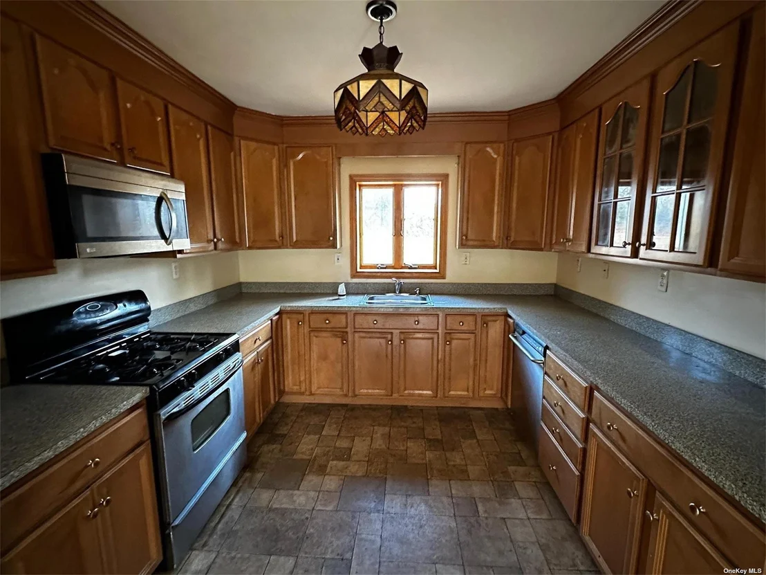 Photo of 2468 River Road
