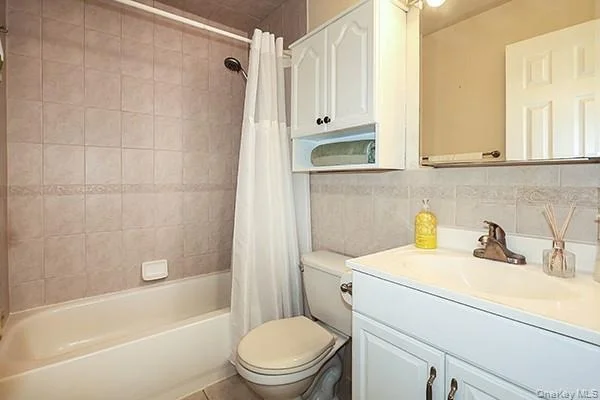 Photo of Unit 19B at 2449 Union Boulevard