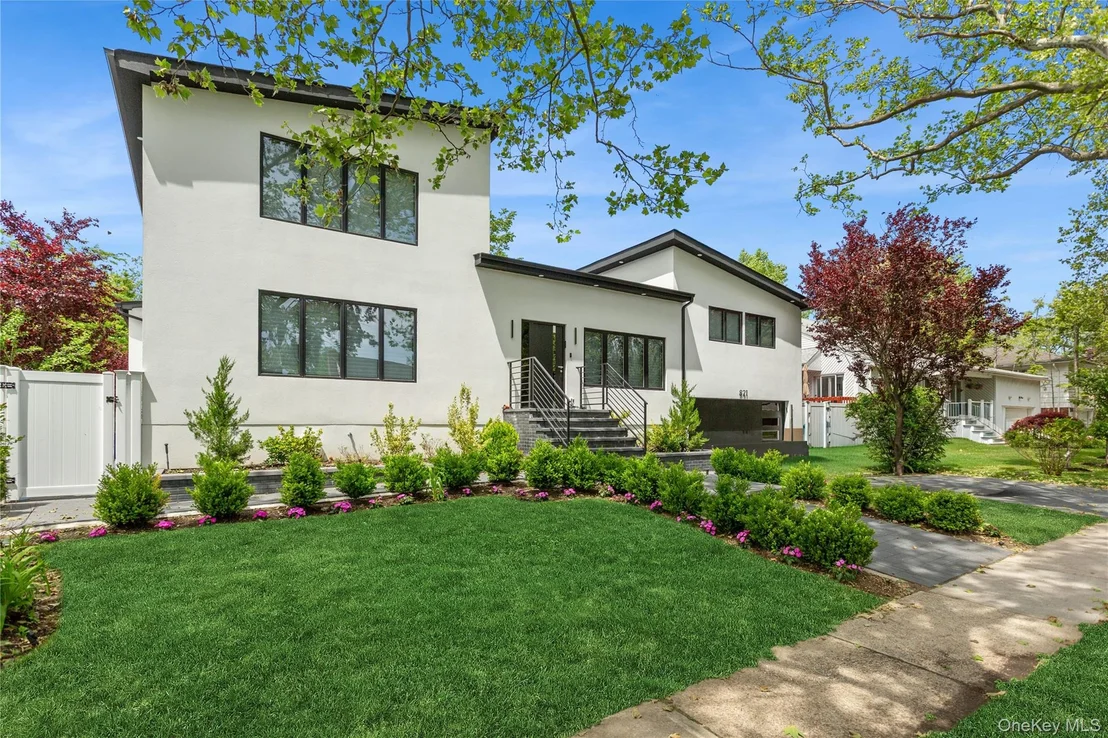 Photo of 821 Longview Avenue