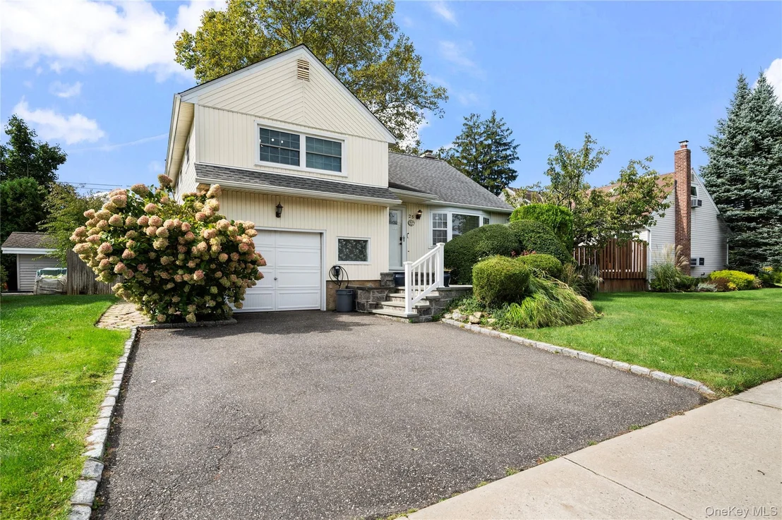 Photo of 25 Marilyn Boulevard