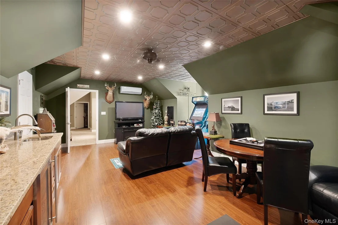 Photo of 65 W Bayberry Road