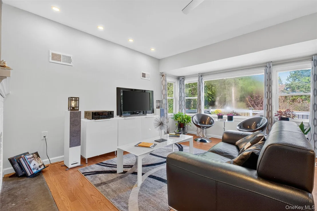 Photo of 105 Buckingham Avenue